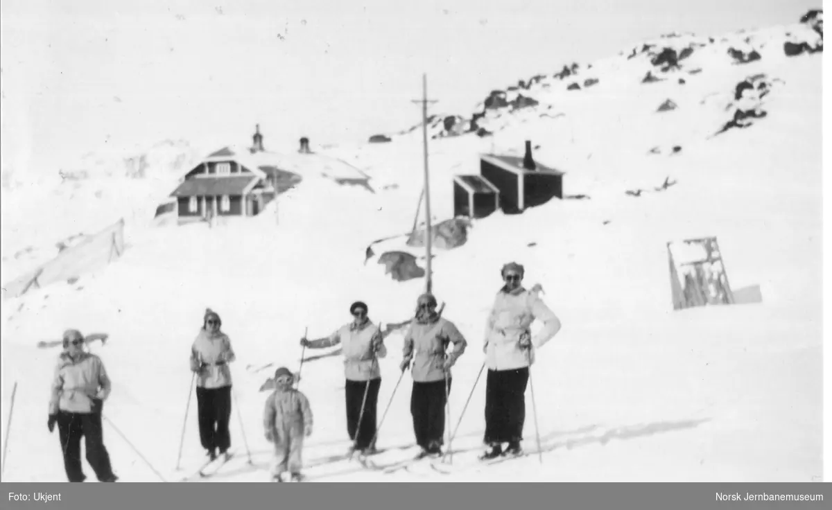 Familiemedlemmer klare for skitur ved Grjotrust vokterbolig