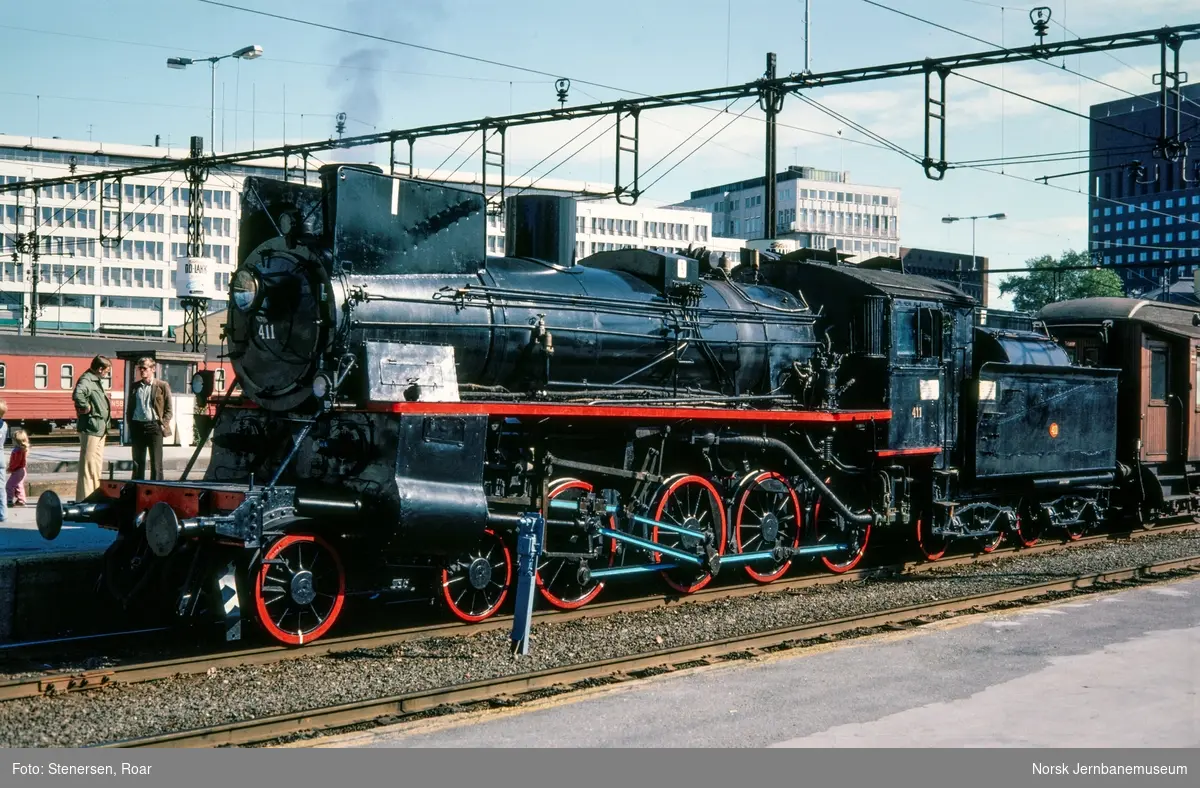 Damplokomotiv 26c 411 med veterantog på Oslo V.