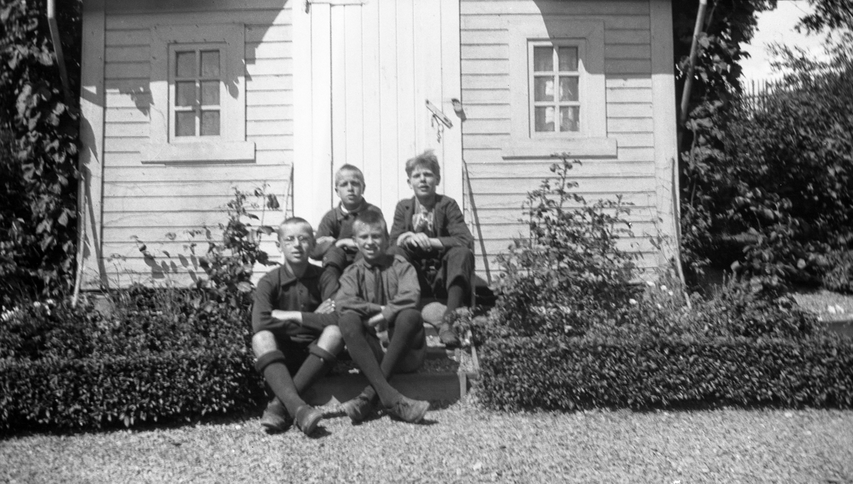 Skoleelever fra Skøyen skole foran redskapshuset i skolehagen på Hengsengen, Bygdø Kongsgård, ca. 1920.