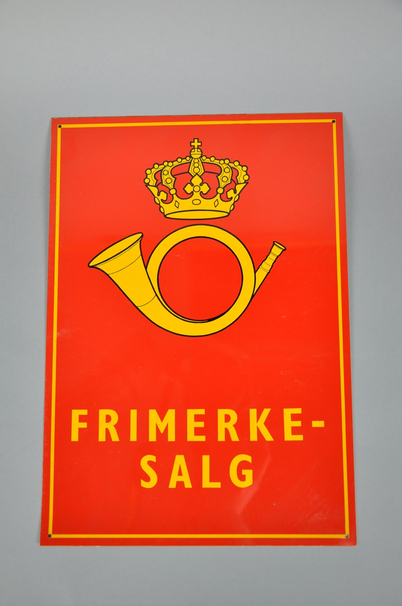 Rødt skilt med postlogo og tekst "FRIMERKESALG". Rød bunnfarge og gul logo og skrift.