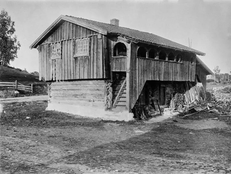 Svart-hvitt foto av høyloftet på Skråstad.