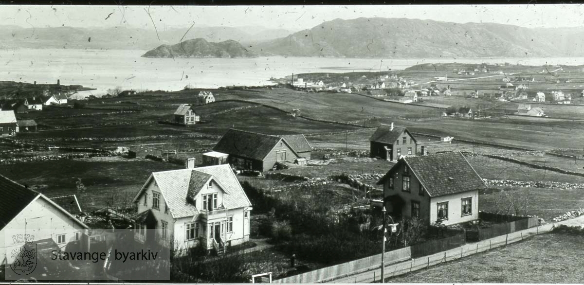Utsikt fra VÅlandstårnet mot sør-øst. I bakgrunnen, Hillevåg , Gandsfjorden og Lifjellet.