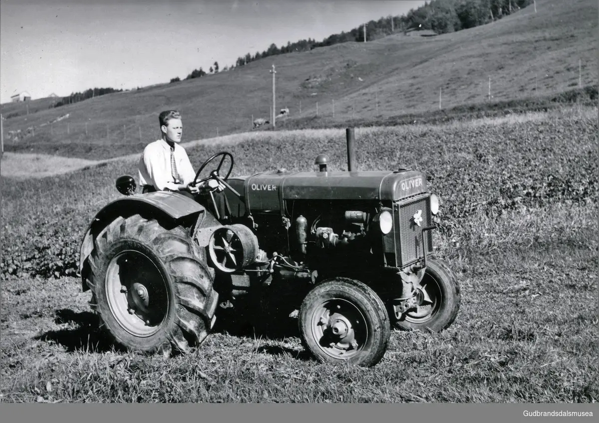 Kristian P. Kvisberg på traktor