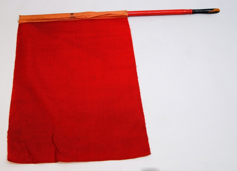 Två signalflaggor (:1-2) med svart läderfodral (:3). Fodralet har två fack - ett för varje flagga, samt en hållare på baksidan.
 
Den röda signalflaggan med skaft (:1) är fäst i skaftet med hjälp av ett häftstift med platt huvud. Flaggan har en sydd kanal där skaftet ska träs in. På kanalen är texten " S.J. 1 DSTR." tryckt. Flaggans handtag är svartmålat, medan resten av skaftet är rödmålat.
Den gröna flaggan (:2) är identisk den röda, men istället för rött är skaftet grönmålat.