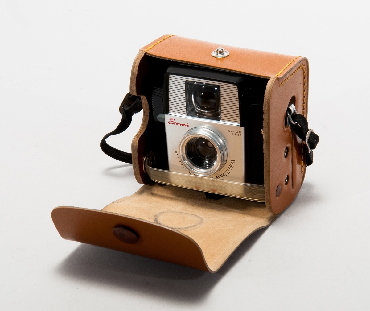 Kamera för mellanformat, tillverkad i bakelit och metall. Med väska och axelrem.
Märkt: Brownie Starlet.