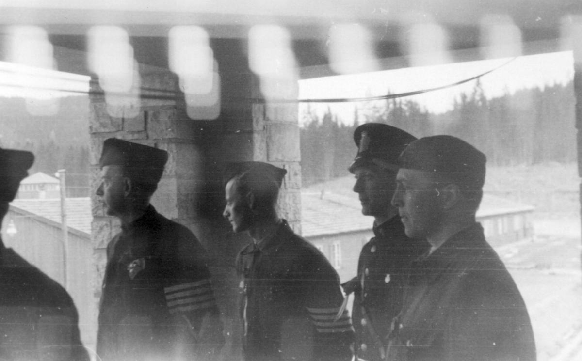 Sort hvitt fotografi profil seks menn fire fanger og to fangevoktere