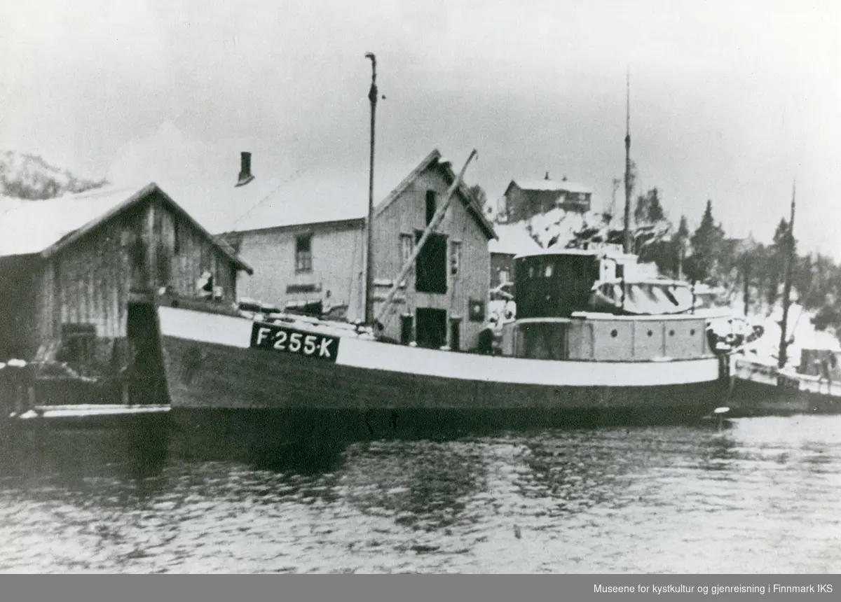 M/k "Neptun" (F-255-K) fra Honningsvåg ved kai i Hommelstø under evakueringen. 1944.