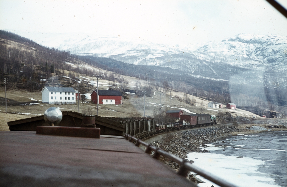 Utsikt fra lokomotivet på Sulitjelmabanen, underveis mellom Finneid og Lomi.