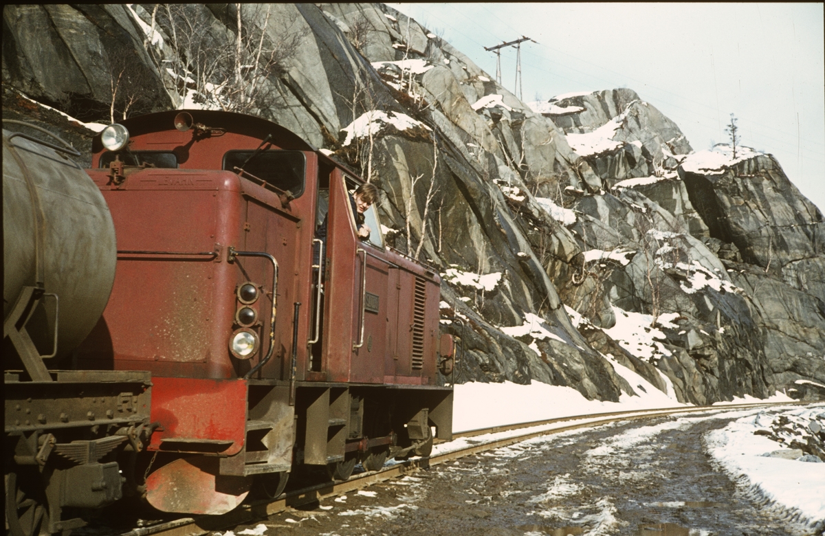 Anleggsarbeid langs Sulitjelmabanen. Banen ble nedlagt og erstattet av bilvei i 1972. Her er sporet ryddet slik at toget kan passere.