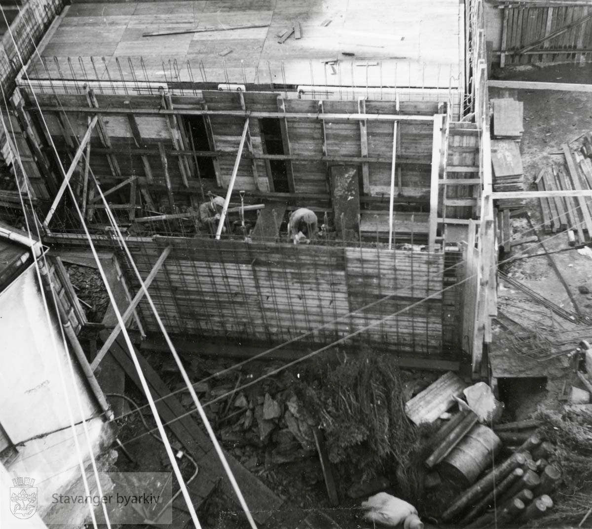 Forskalingsarbeide. Utvidelse og modernisering av Norem Baade i 1955. Bildet er tatt uta avisutklippsbok fra PA293 Utskilt fra PA293.