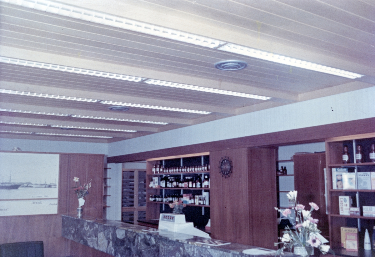 Lillesand apotek, skranken i publikumsavdelingen ca 1970