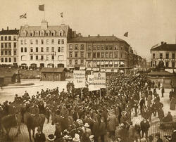 1. mai 1908. Demonstrasjonstoget passerer Youngstorget på si