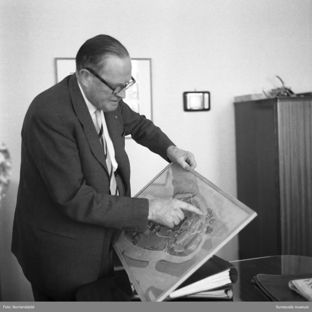 Direktör Anders Nisses på sitt kontor, Hallström & Nisses.