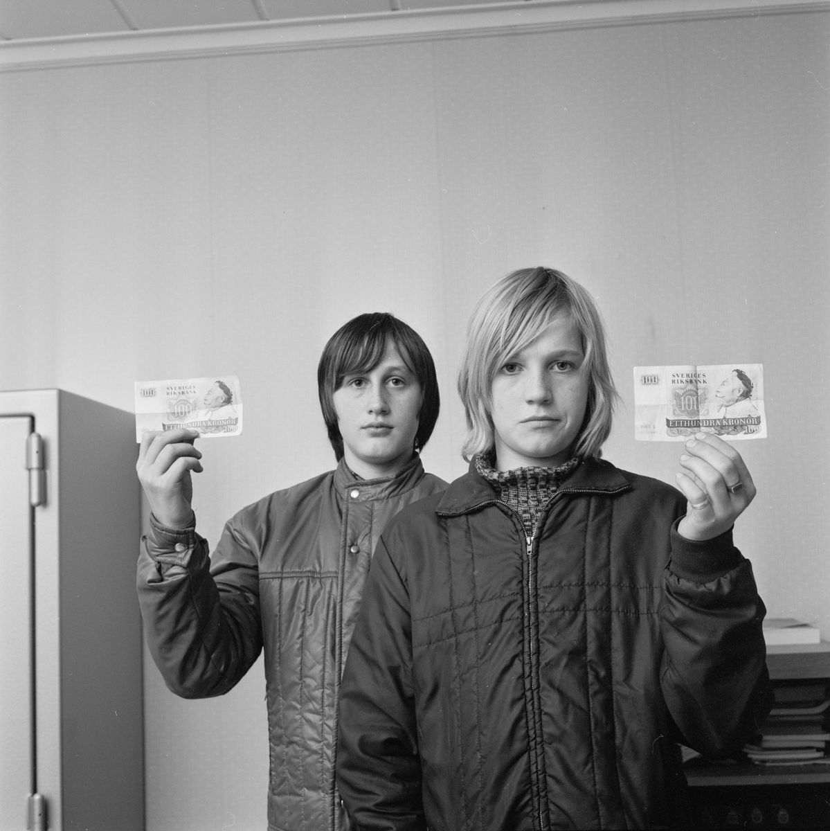 Pojkar belönade, stoppade rattfyllerist, Österby, Uppland, november 1971