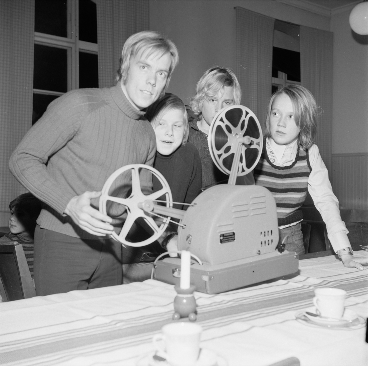 Idol delade ut priser hos Strömsbergsungdom, Uppland 1971