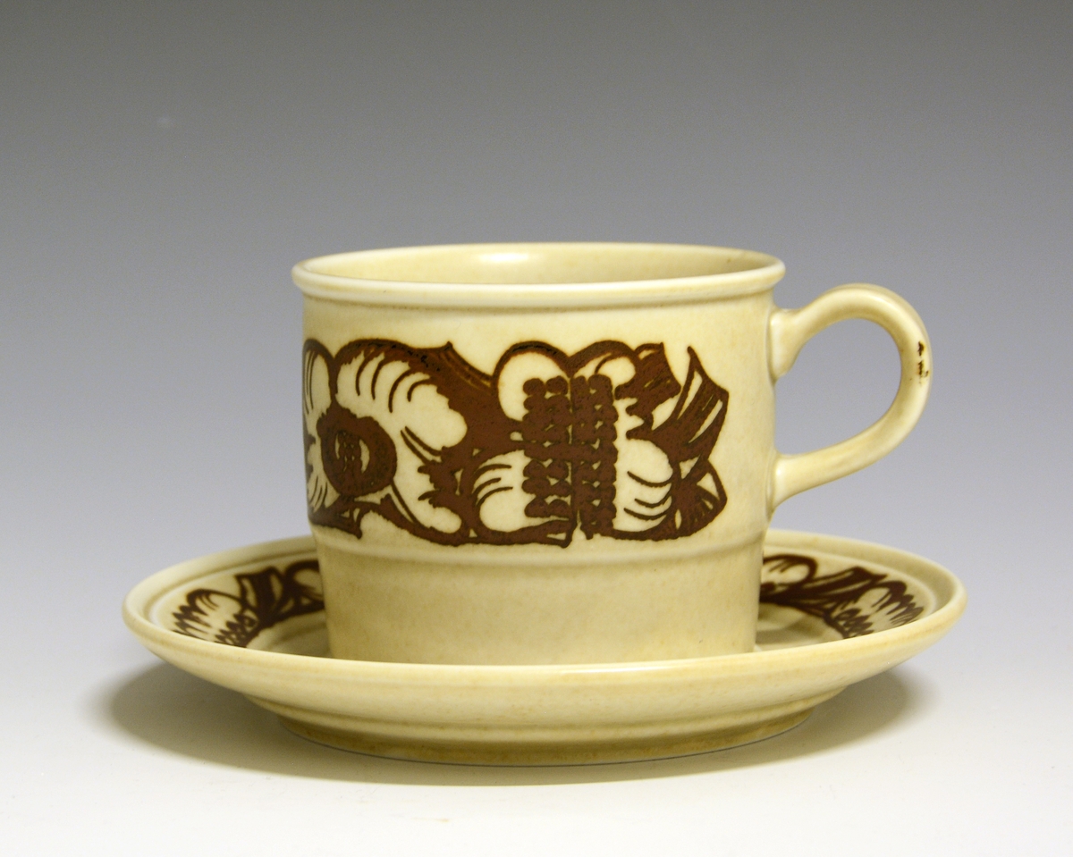 Kaffekopp i porselen, "Troll". Modell 2440, dekor 88278. Beige, med dekor i mørk brunt i en bord.
