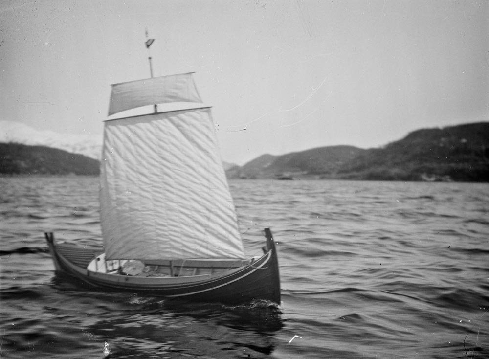 Leirfjord, Ulvangen, Myrvang. Kornelius Myrvang sin modell av en fembøring prøveseiler like øst for Meisfjordholmen. Under prøveseilingen seilte den visstnok fra følgebåten.