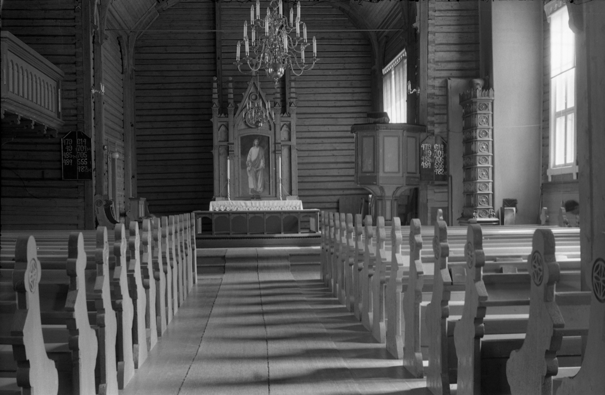 Sju interiørbilder fra Nordlien kirke i Østre Totenjuli/august 1957. Fire bilder i retning alteret, to mot inngangen.