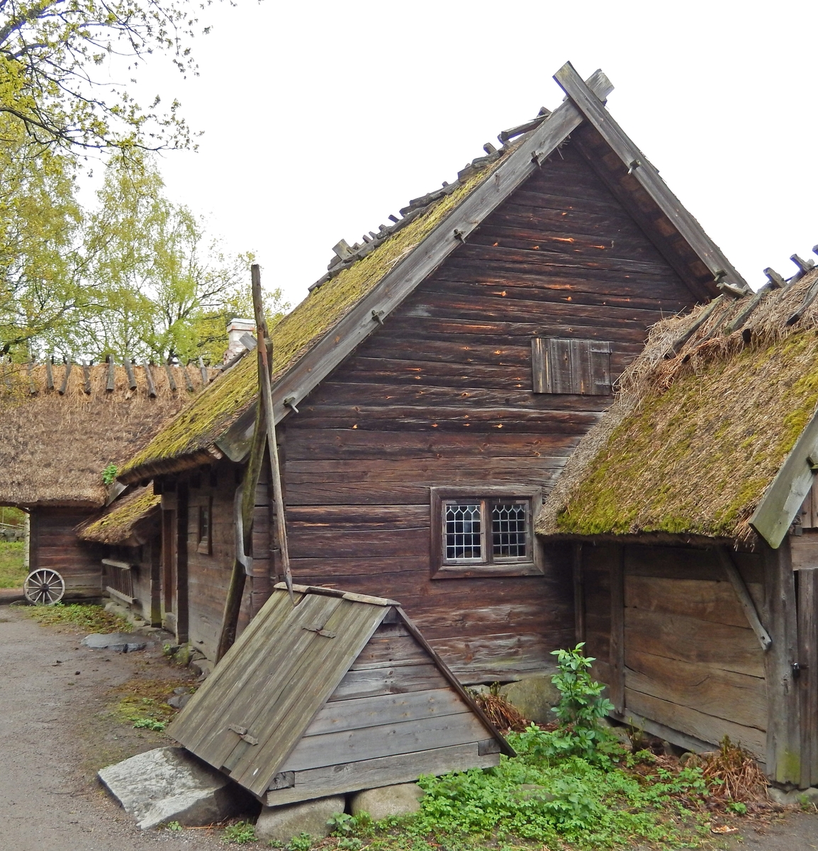 Boningslängan på Oktorpsgården består av tre huskroppar; stugan samt ”framhäbbare” och ”bakhäbbare”. Stugan samt framhäbbare är timrade, bakhäbbaret är uppfört i skiftesverk. Fasaden är omålad. Byggnaderna har sadeltak på olika nivåer, samtliga täckta med halm.

Boningslängan flyttades till Skansen 1896 från Oktorps by i Slöinge socken, Årstads härad i Halland.