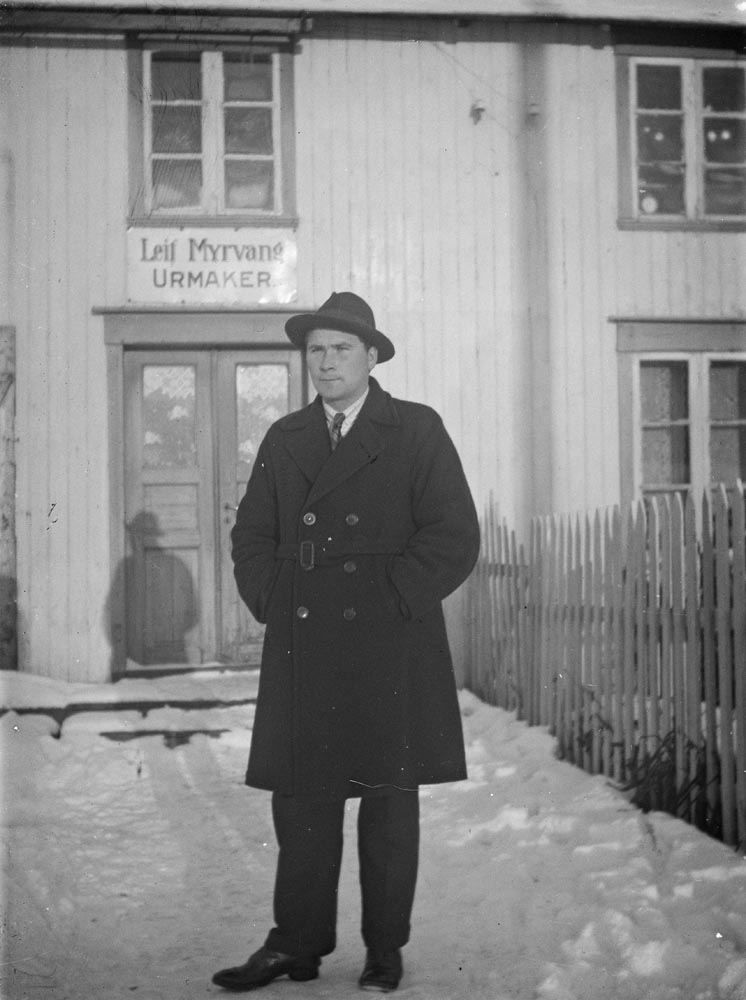 Leirfjord / Alstahaug, Sandnessjøen. Leif Myrvang utenfor urmakerverkstedet sitt. Han jobber som urmaker og hadde butikk i Sandnessjøen og på Nesna.