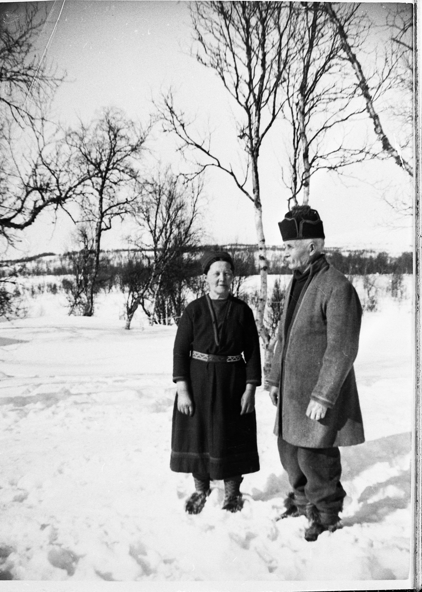 Portrett av dame og mann i gapta ute vinterstid