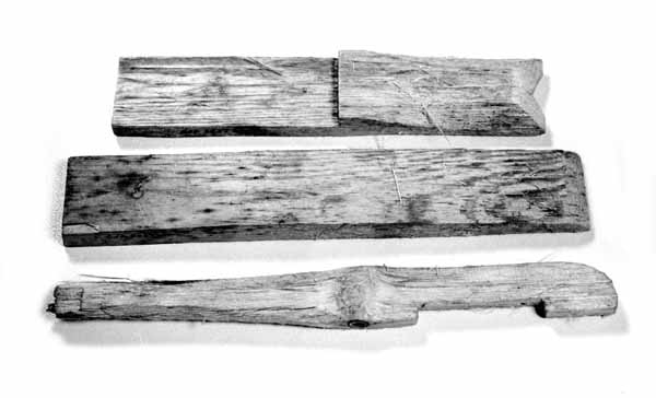 Tre gilderstikker i tre, dvs. to kortstikker og en langstikke, brukt til lemfelle for polarrev. Sammen utgjør gilderstikkene et 4-tallsgilder. Den ene kortstikka (1) settes rett opp. Hakket i den andre kortstikka (2) hviler på toppen av stikke 1 og låses av langstikka (3) som settes på tvers. Åtet er plassert i den spisse enden av stikke 3. 

Gildrestikkene er registrert i Norsk Skogbruksmuseums aksesjonsprotokoll med følgende tekst:

"Gildrestikker, fra Gråhuken, Svalbard. Tre.
Mål: Kortstikke: L 22 cm, b 3,7 cm, t 1,2 cm
Kortstikke: l 19 cm, b 3,6 cm, t 0,9 og 1,4 cm
Langstikke: (brukket) L 23 cm, b 2,5 cm, t 1 cm.
Mrk. På kortstikkene: X. Gildrestikkene er brukt til lemfelle for polarrev. Funnet nær hytta til Hilmar Nøis på Gråhuken. Langstikka blir ofte spist/knekt av ved åta (surspekk, rype o. l. ) når fella blir liggende nede (Givers opplysning). Giver Jens Angard, Dombås. Ny Ålesund."