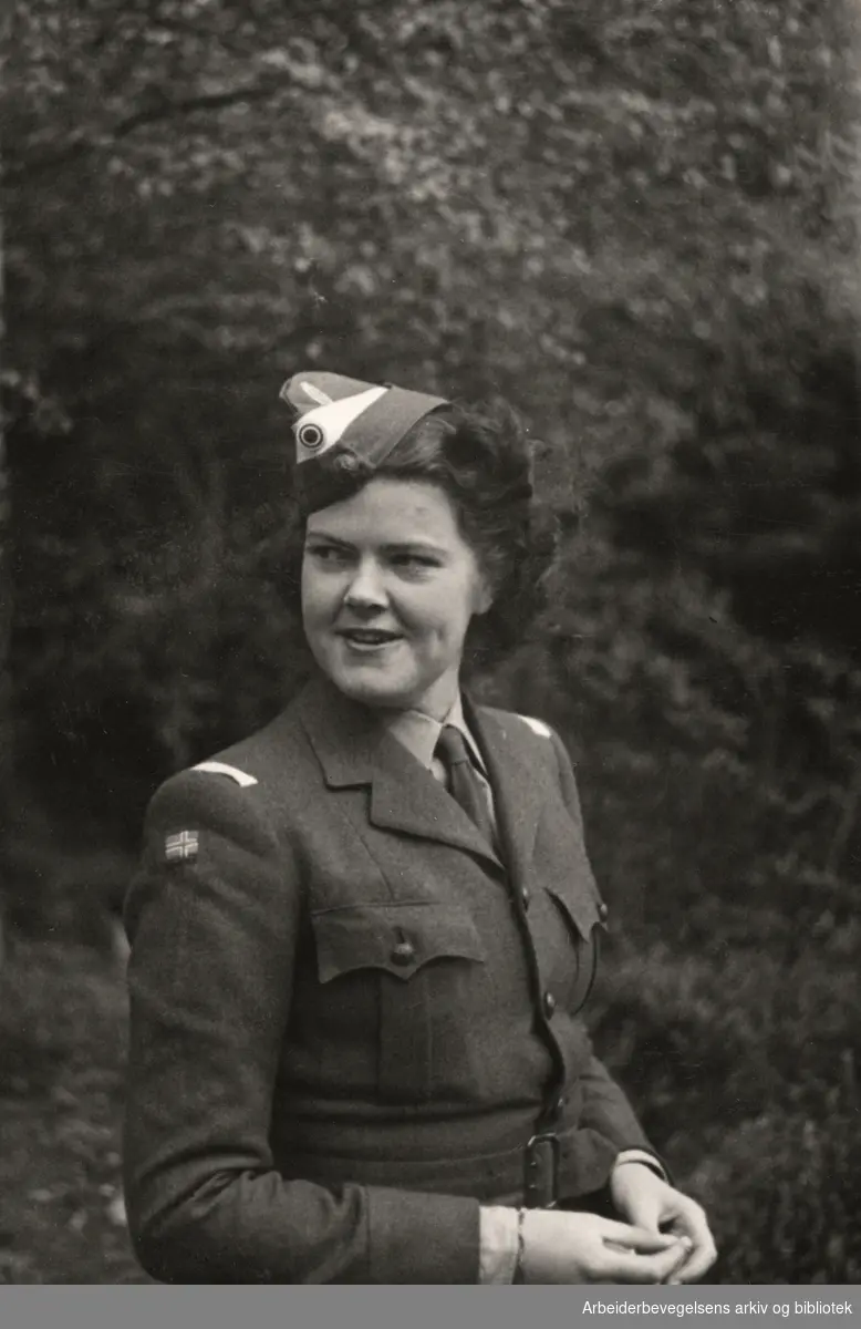 Album laget av Sissel Lie, senere Fosse og Bratz (1922-1983). Foto og utklipp fra tiden hun tjenestegjorde i Den norske hærs kvinnekorps i Storbritannia under andre verdenskrig. Hun oppnådde graden fenrik i kontrolltjenesten. Bildene er fra ca 1942. Portrett Sissel Lie