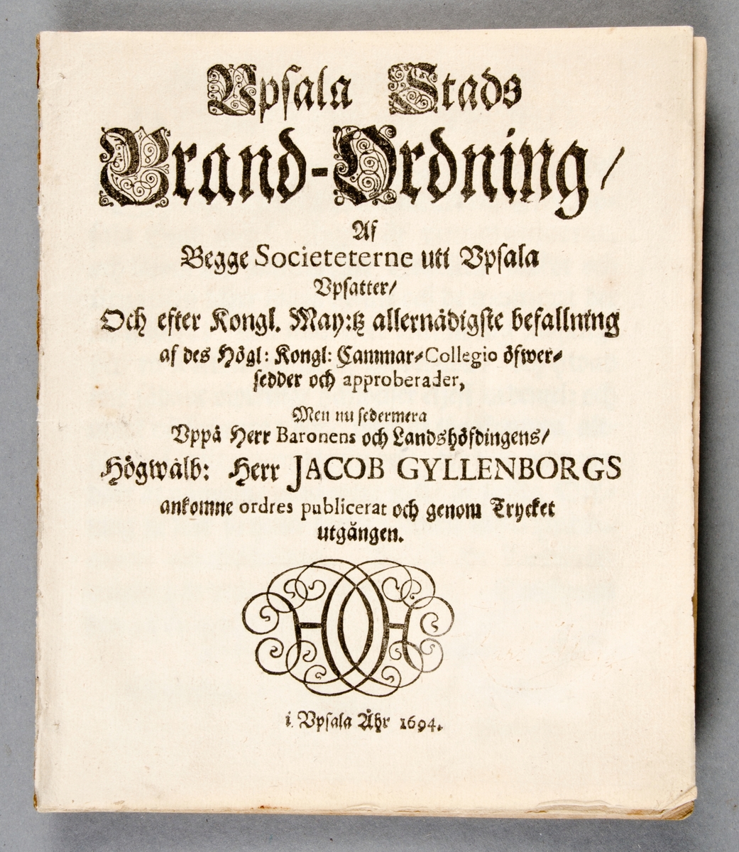 Brandordning för Uppsala stad i två exemplar; bok respektive häfte (utriven ur pärmar). Upsala Stads Brandordning, daterad 1692, tryckt 1694. 10 sidor. Boken har en senare inbindning i brunflammigt klotband.