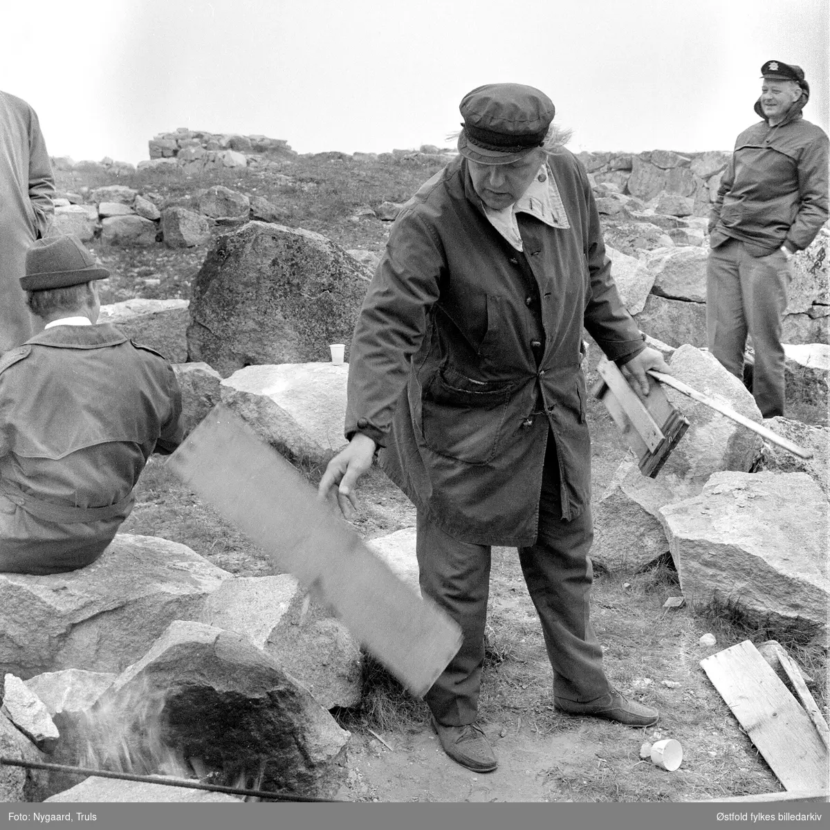Akerø-komiteen på befaring 1971. Bildet er tatt 1971. Arkeolog Erling Johansen i frakk.