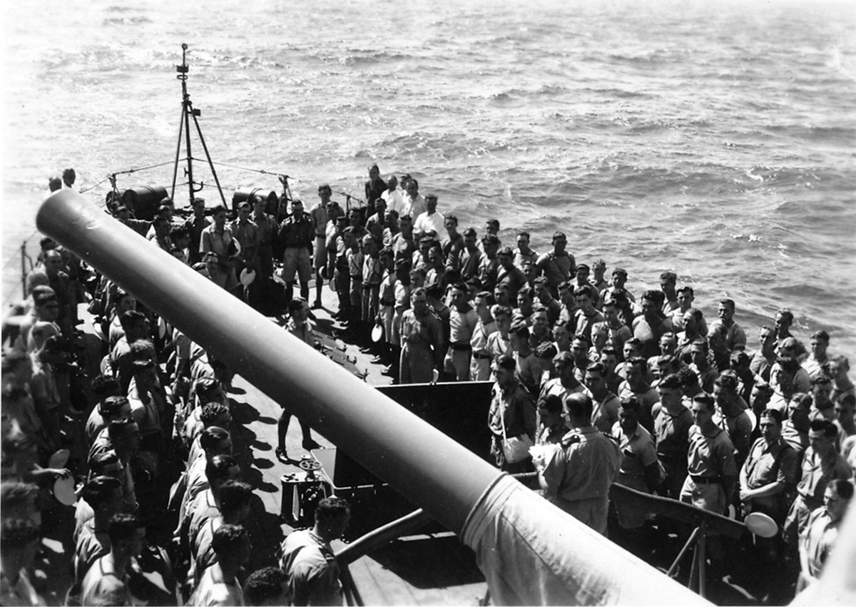 Søndagsgudstjeneste 29. november 1942 på dekk til HMAS 'Adelaide' hvor de frigitte norske krigsfangene deltar.