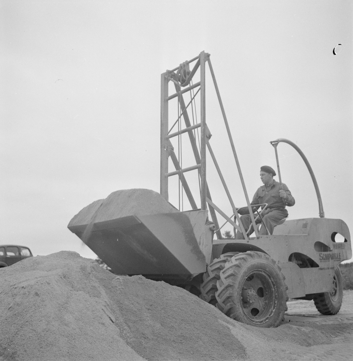 Vägförvaltningen, nya asfaltmaskiner på Enköpingsvägen, Uppland, september 1947
