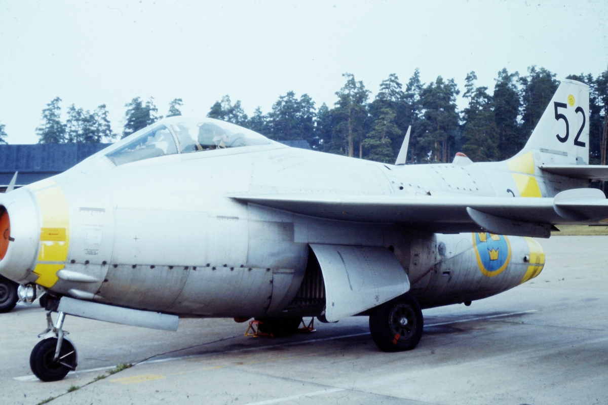 Flygplan J 29 441 som målbogserarflygplan kod 3-52 på Malmen 1976. Vy snett framifrån.