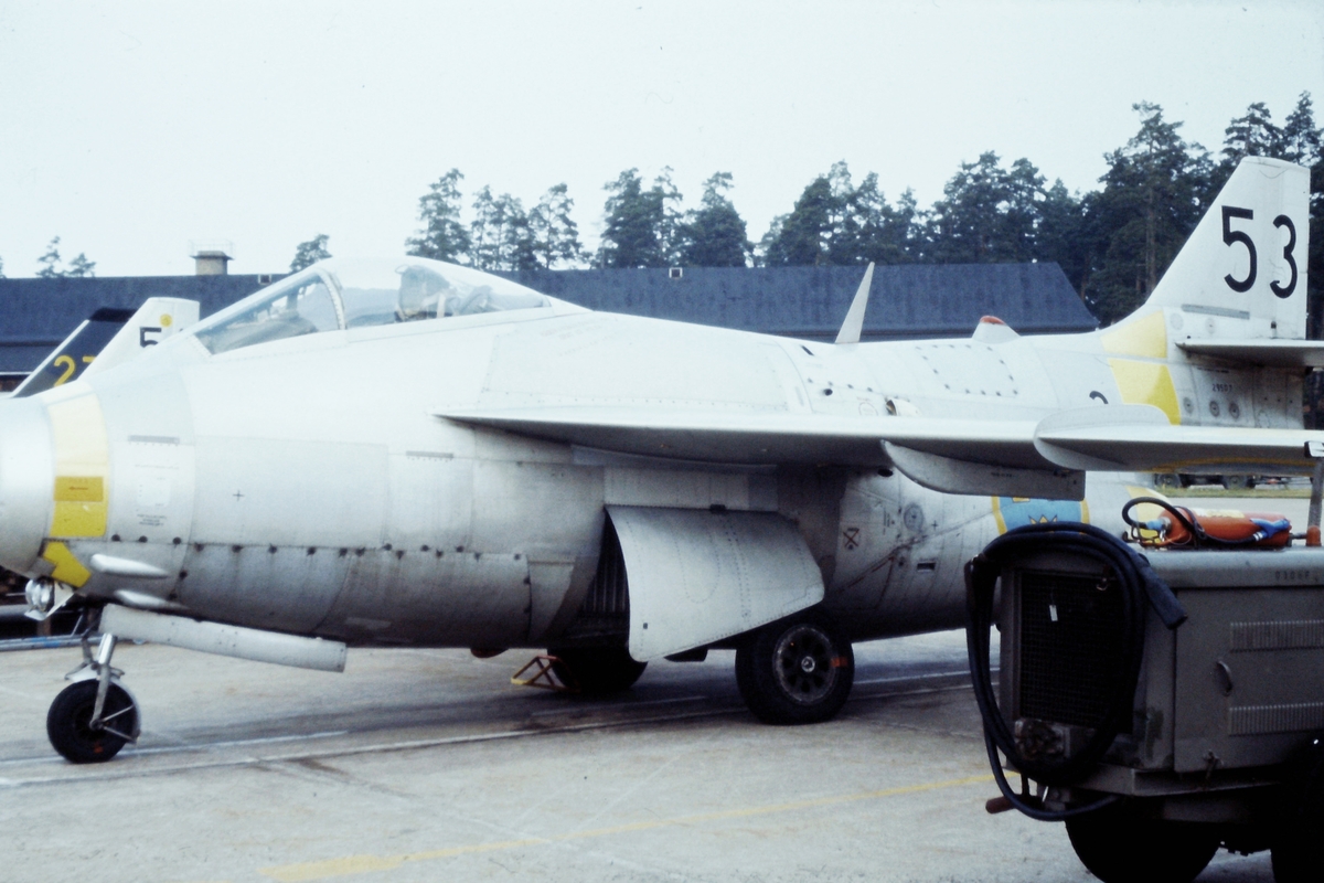 Flygplan J 29 507 som målbogserarflygplan kod 3-53 på Malmen 1976. Vy snett framifrån.
