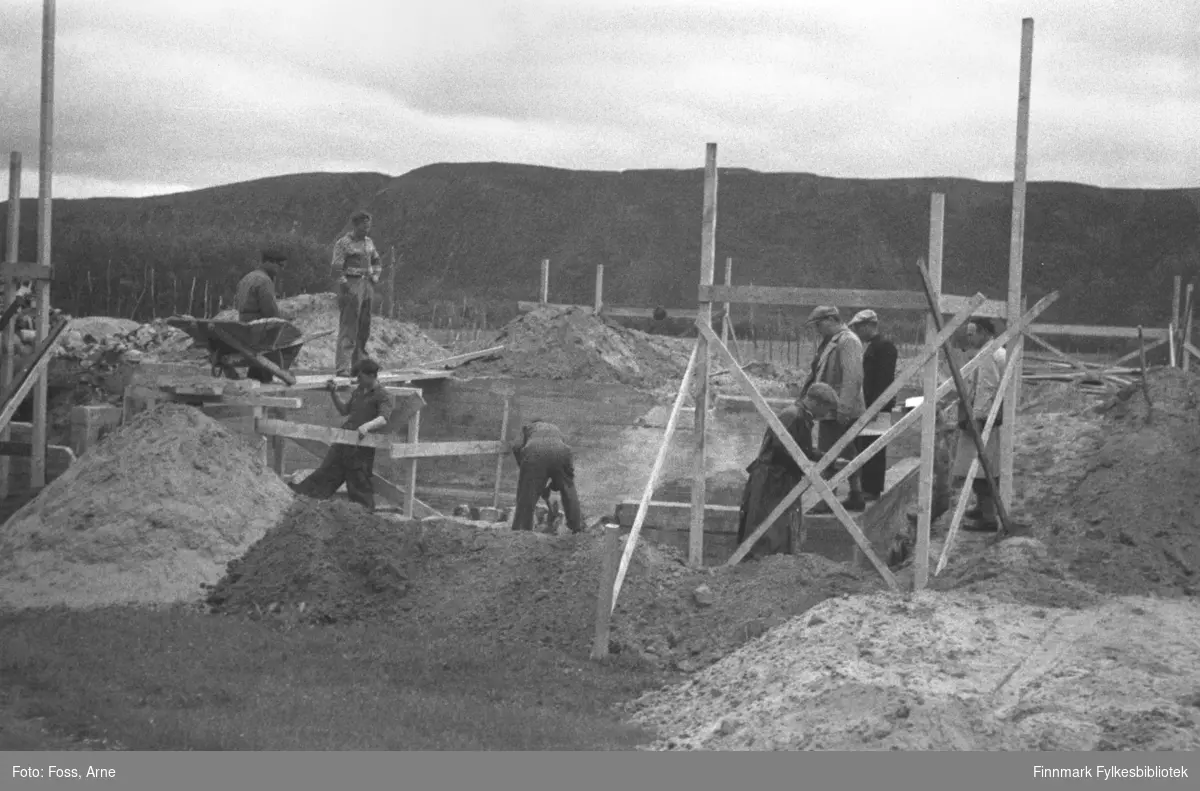 Et nytt hus under bygging, muligens i Bonakas i Tana, i juni-juli 1946.