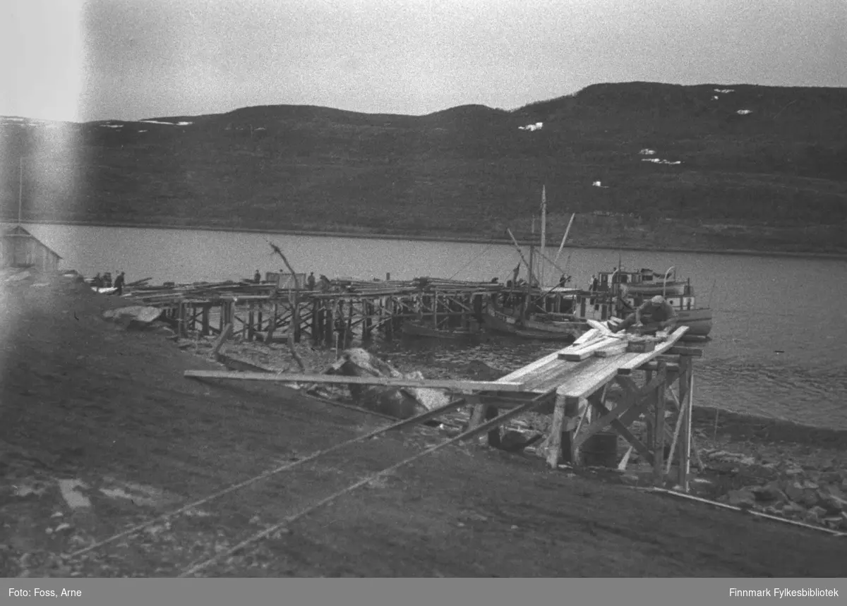 Mest sannsynlig fra Smalfjorden, i mai-juni 1947. Masse byggevarer ligger på kaia-området. (fra samme sted FBib.96005-277 og FBib.96005-278).