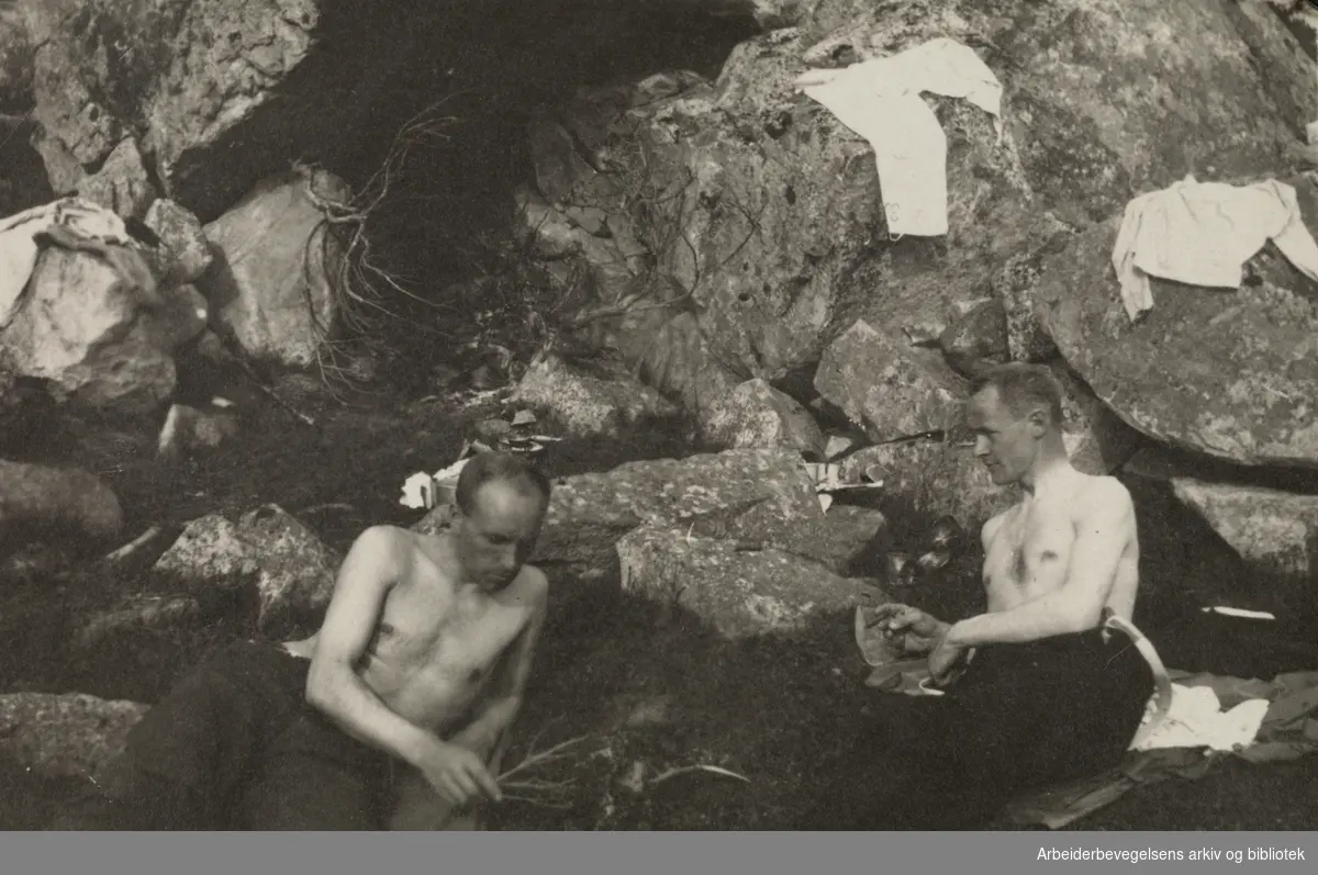 Fjelltur på Hardangervidda, sommeren 1918. Martin Tranmæl og Alfred Madsen.