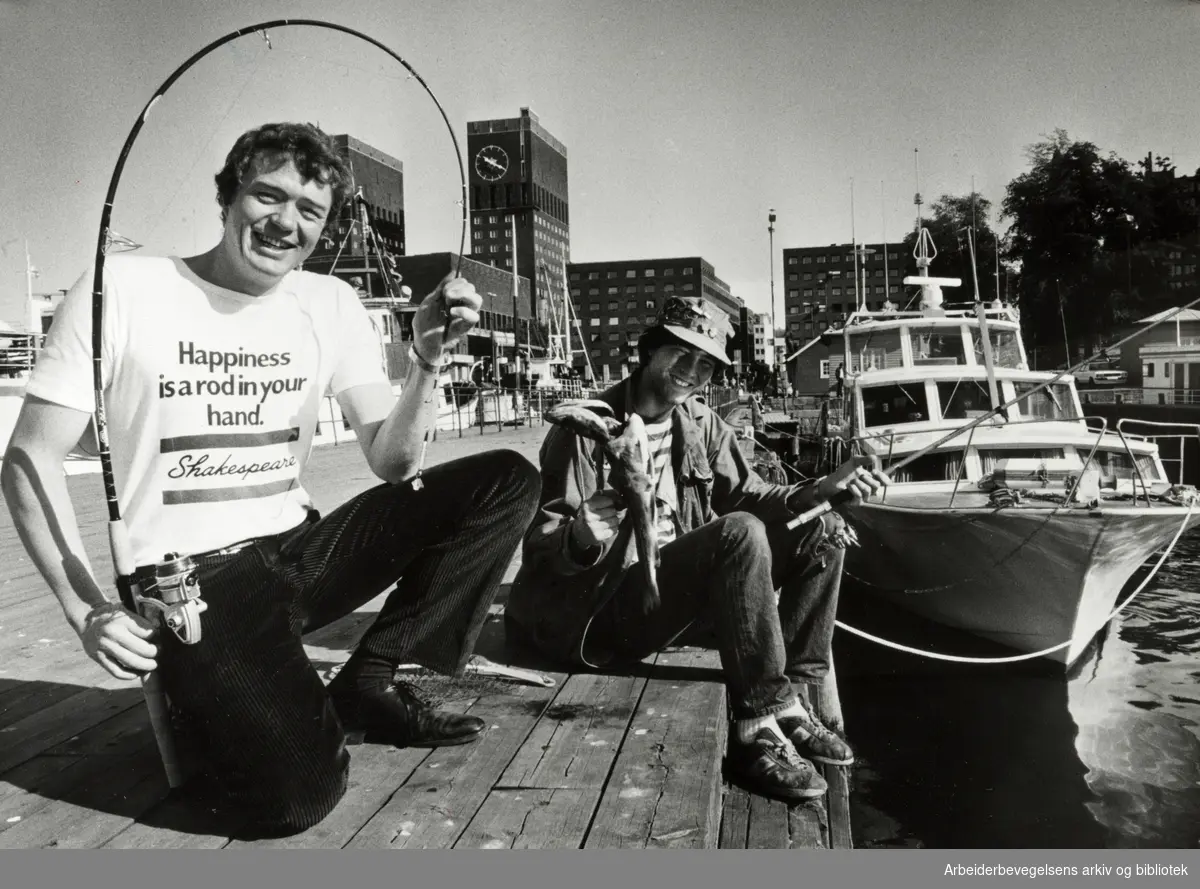 Havna. Einar Bjørk (t.v.) og Pierre Aker fisker fra brygga ved Akershuskaia. August 1981