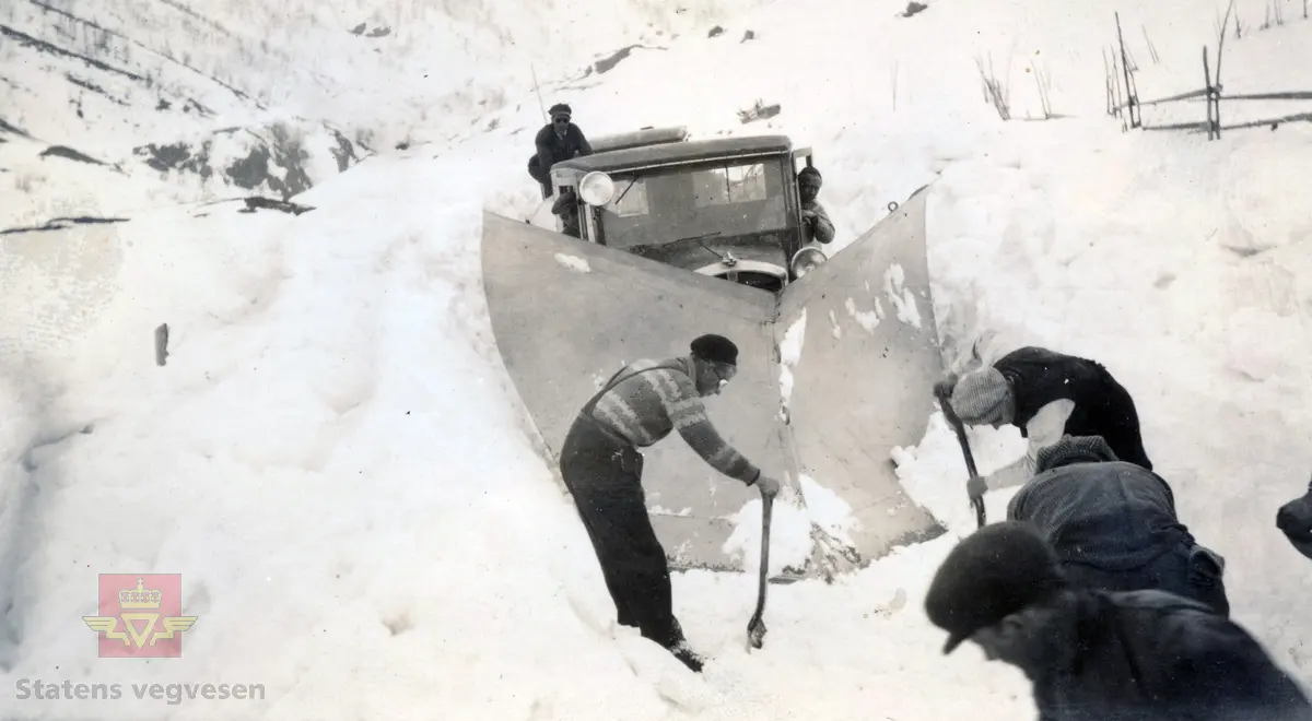 Snøbrøyting Hemsedalsfjellet til Bjøberg 1935. Første påske vegen ble åpnet til Bjøberg. Gilford lastebil med spissplog. Manuell snømåking.