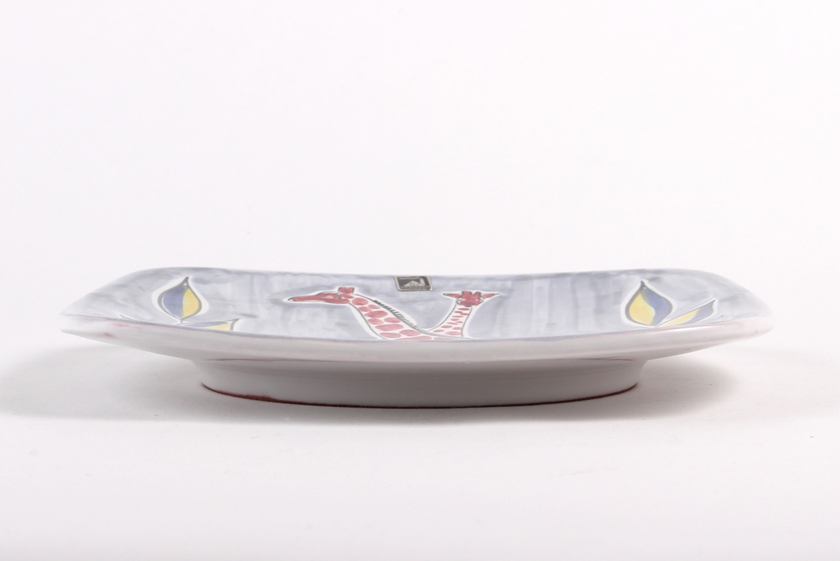 Firkantet tallerken dekorert med sjiraffmotiv. Med hull til oppheng på baksiden.