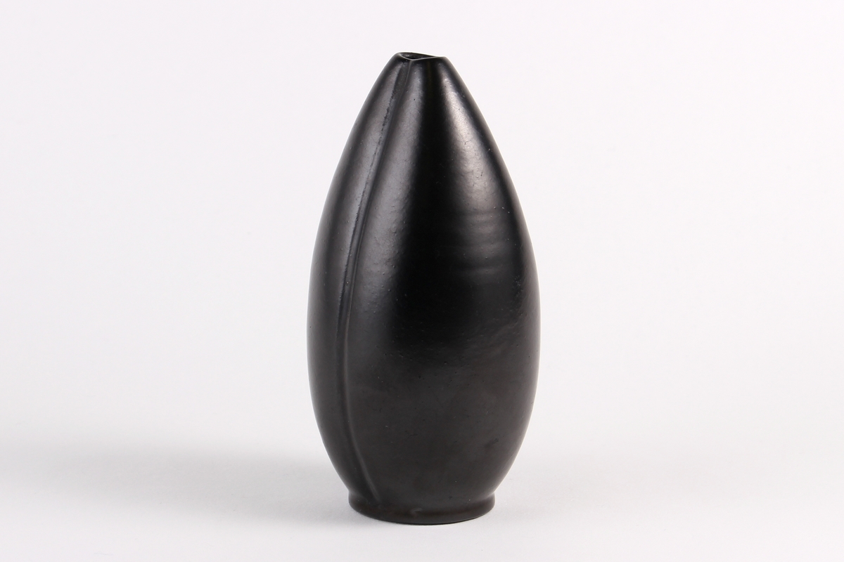 Vase med sort, matt glasur.