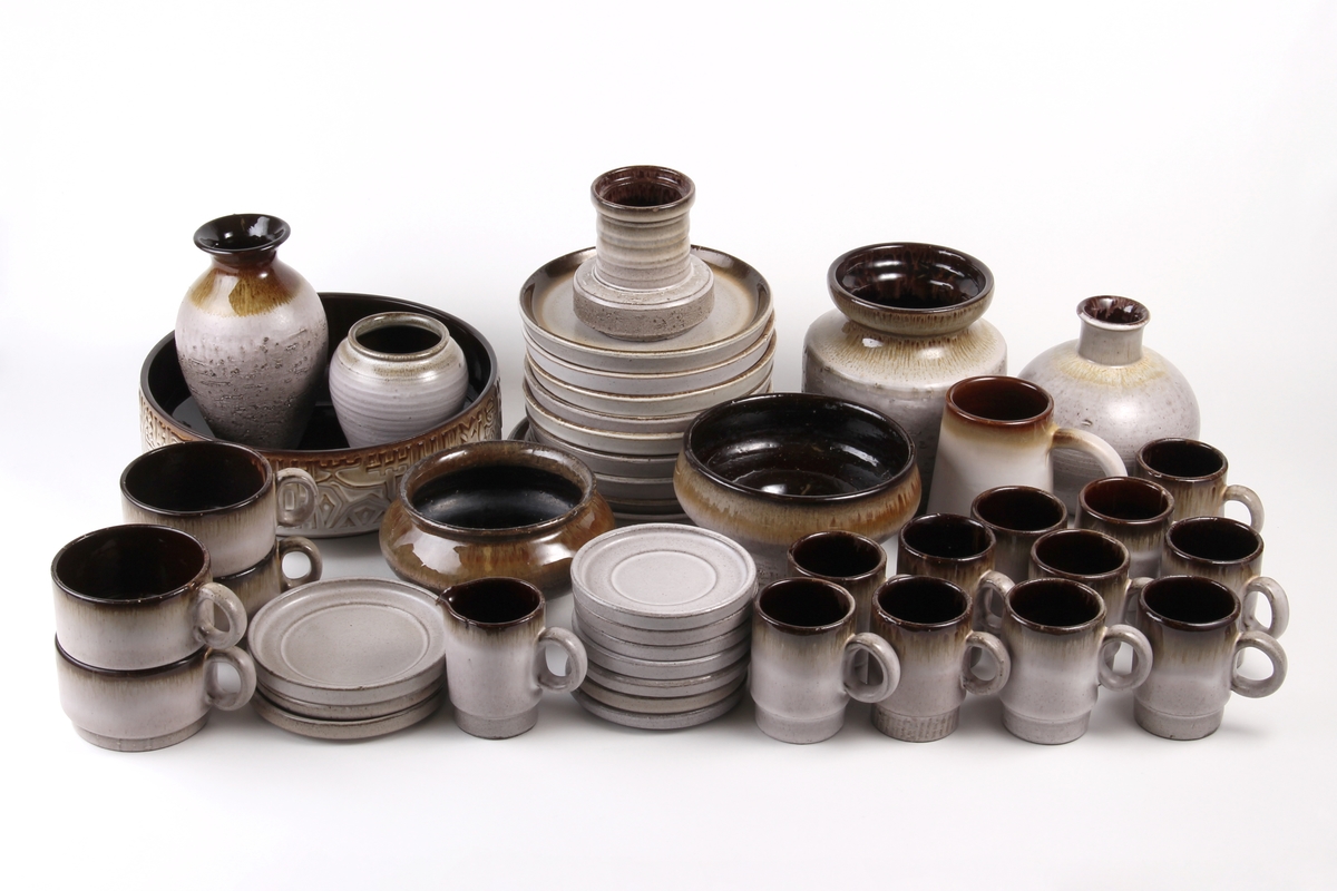 Dekketøy fra Graveren bestående av asjett, kopp, underskål, mugge, krus, skål, krukke, vase og lysestake med samme dekor.