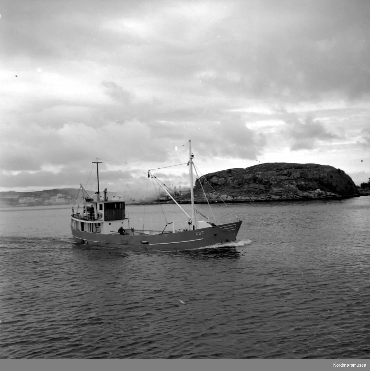 Brannbåten "Tex" i Kristiansund. Datering er trolig 1966. Fotograf er Nils Williams. Fra Nordmøre museums fotosamlinger