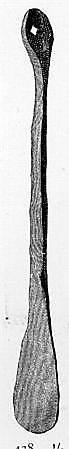 Jernbarre som type Rygh 438. Barren har form nærmest som ei langstrakt øks, med et rombeformlignende tverrsnitt i den smale enden. Nederst er det flatet ut som en egg. Hull i den smale enden.