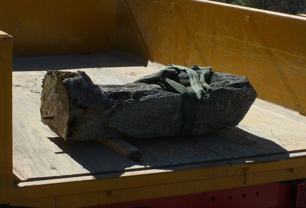 Arkeologisk kontroll, U1027 upplagd på flakvagn för transport, notera järndubben i stenens fot, Kunsta, Lena socken, Uppland 2019
