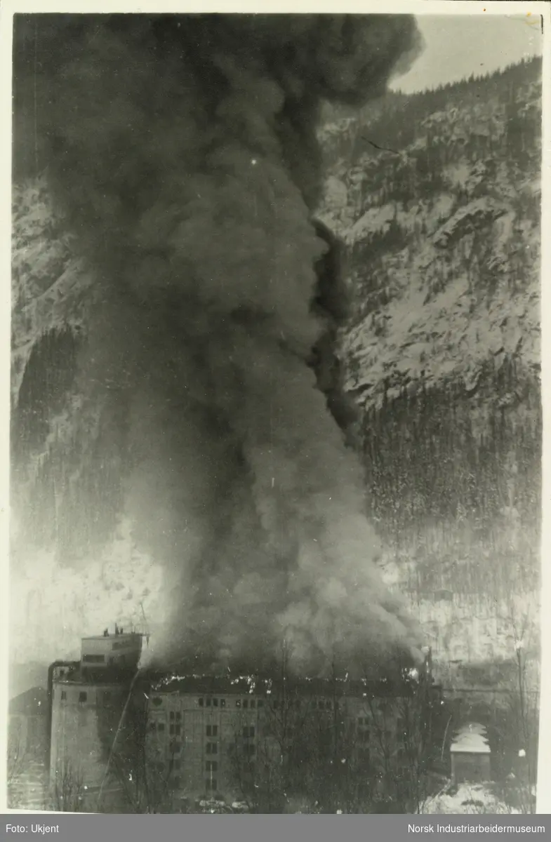 Røyk og brann i fabrikkbygning etter bombenedslag på Rjukan i 1943