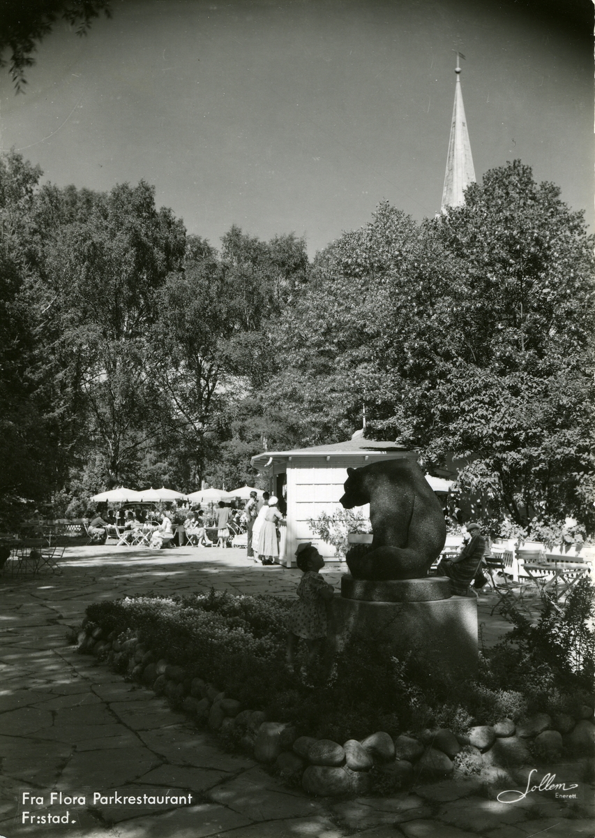 Fredrikstad. Vestsiden. Parkanlegg, Flora (parkkafé) - Kirkeparken - Skulptur "Bjørnen". Billedhugger Anne Grimdalen (1899-1961). 

Postkort.
Foto: Sollem