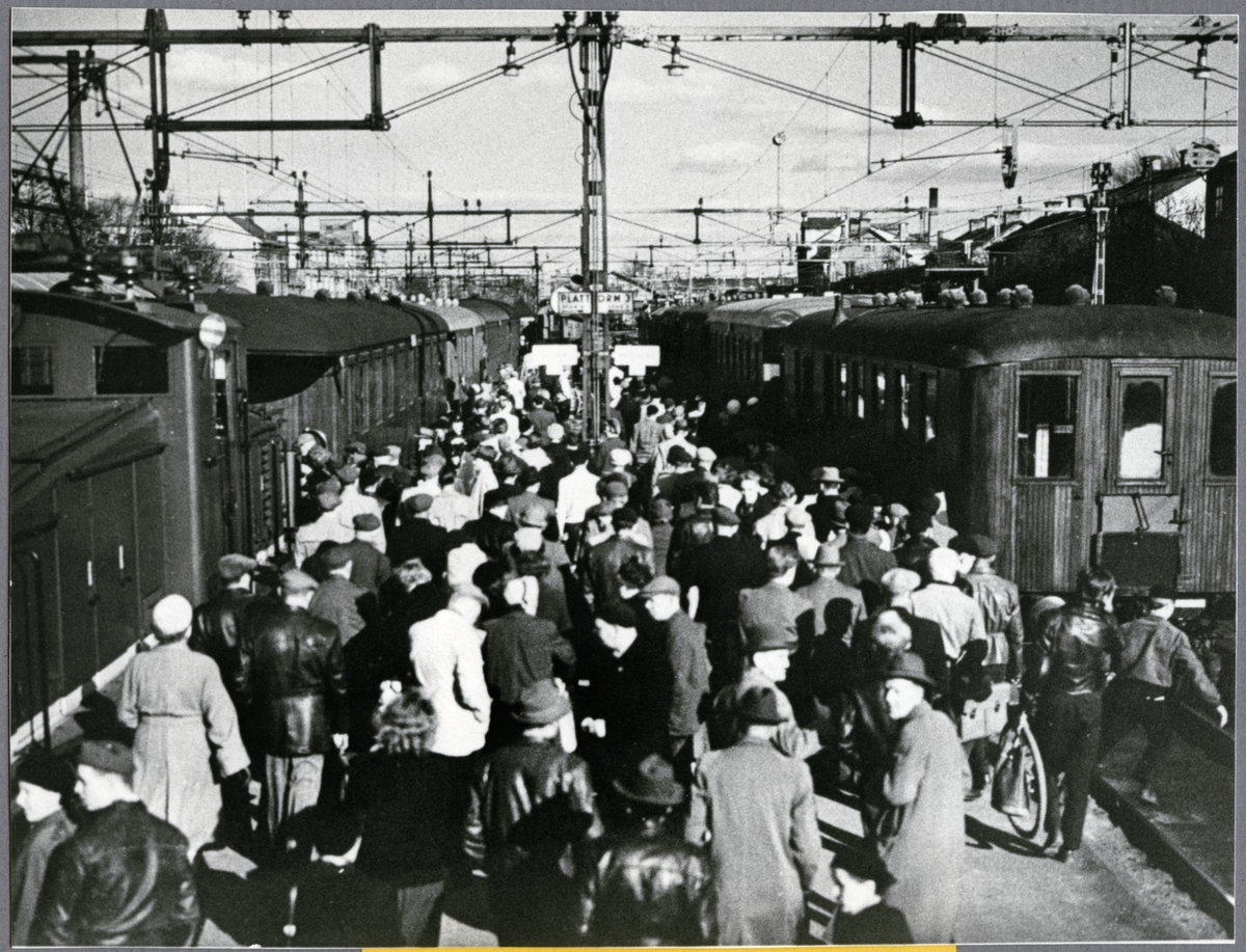 Resande på Eskilstuna Centralstation som ska med "arbetartåget" i juni 1955.