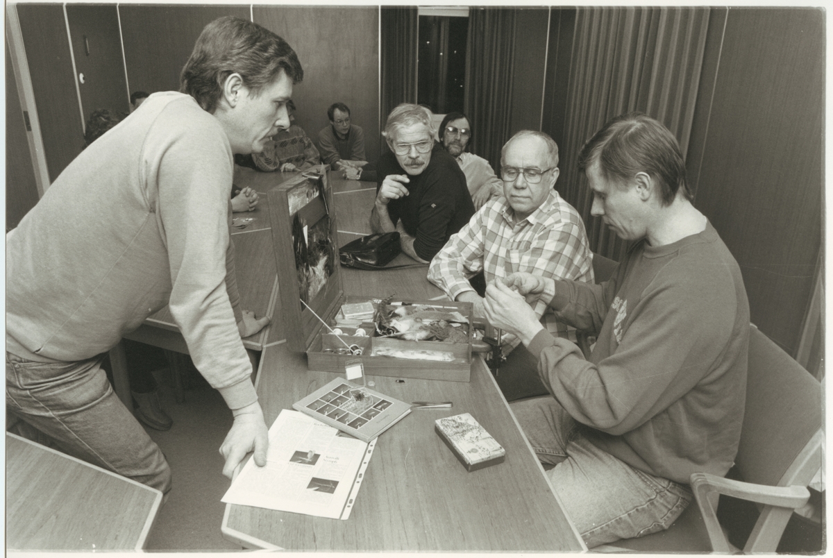 Roland Holmgren har kurs i flugfiske för medlemmarna i Järnvägens idrotts förening, JIF i Eskilstuna, från vänster: Arne Eriksson, Hans Eriksson och Bengt Bäckman 1987.