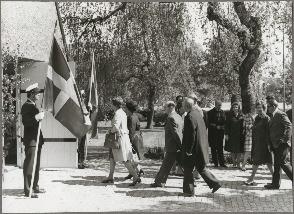 Jubilarer på TGOJ-dagen på väg in i Torshälla kyrka maj 1975.
