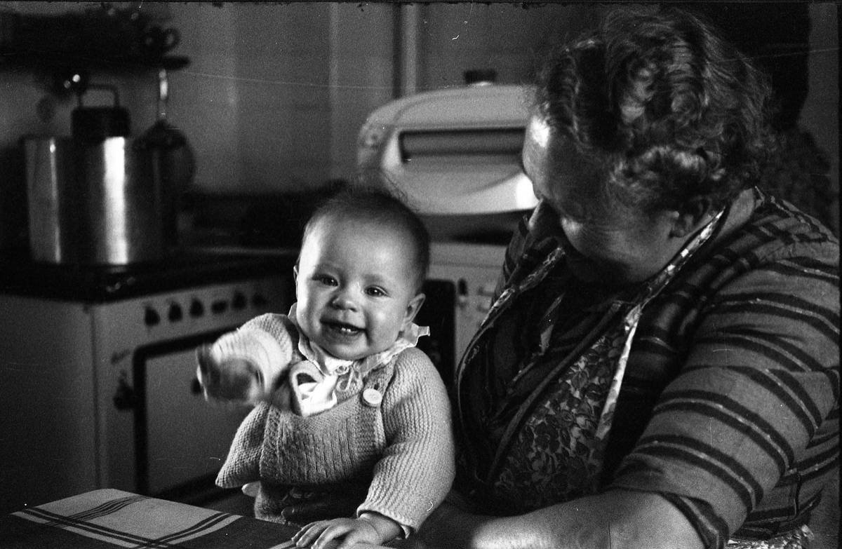 Tre bilder av Karine Røisli og barnebarnet Karin Huset. Mars 1958.